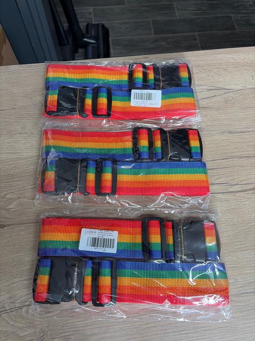  — X3 packs of suit case straps