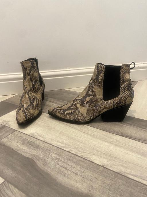  — (5) NEW LOOK BOOTS