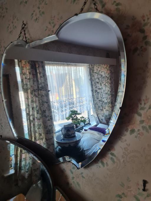  — VINTAGE HEART SHAPED MIRROR.