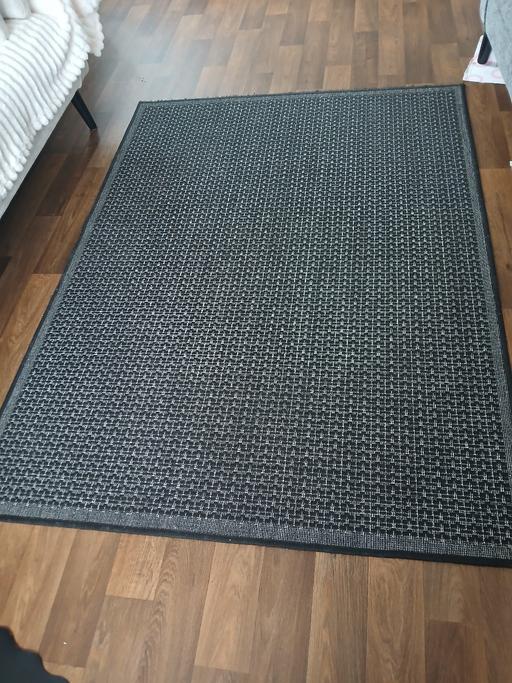  — black and white flat non slip rug