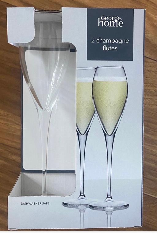  — 2 champagne flutes