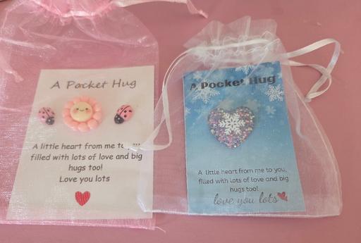 — 2 X HUG GIFTS (NEW)