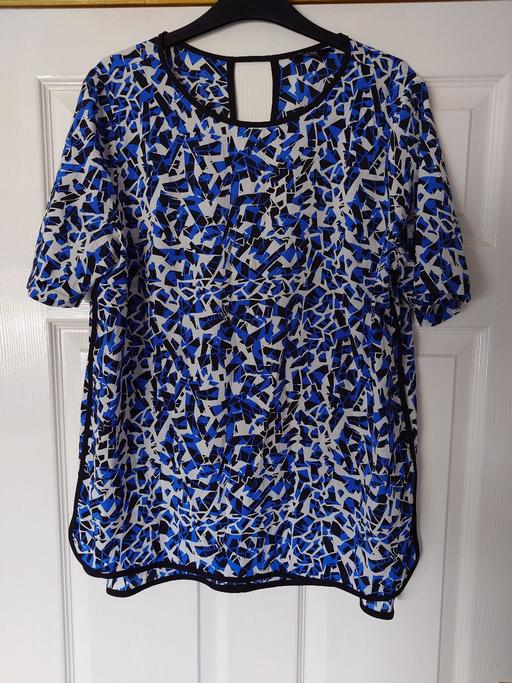  — Women's patterned top size 14