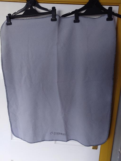  — Babies grey maxi-cosi blanket