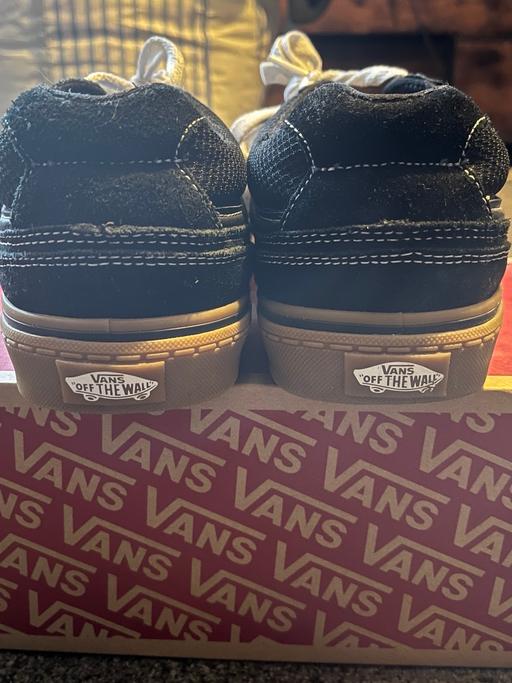  — Mens vans size 9.5