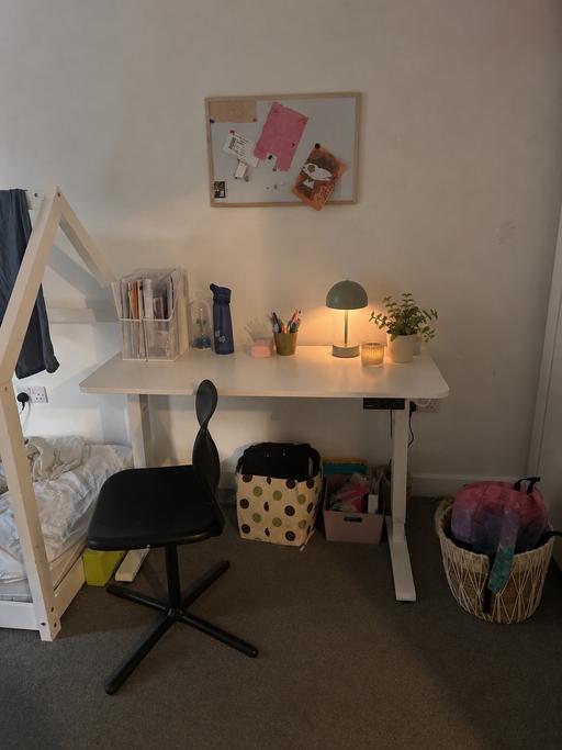  — Electric adjustable height desk.