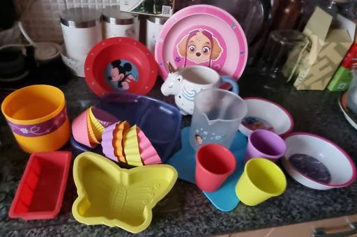  — Kids baking tools, plates and bowls