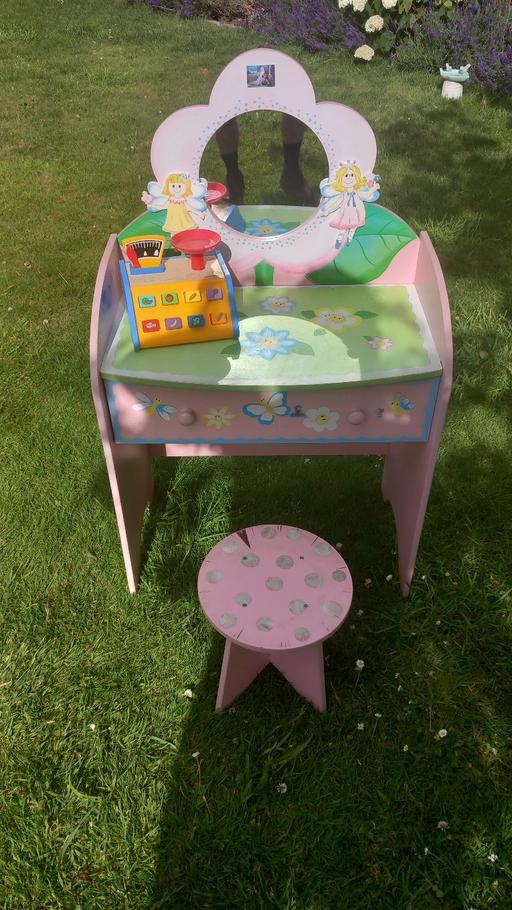  — child's dressing table and stool Inc play til