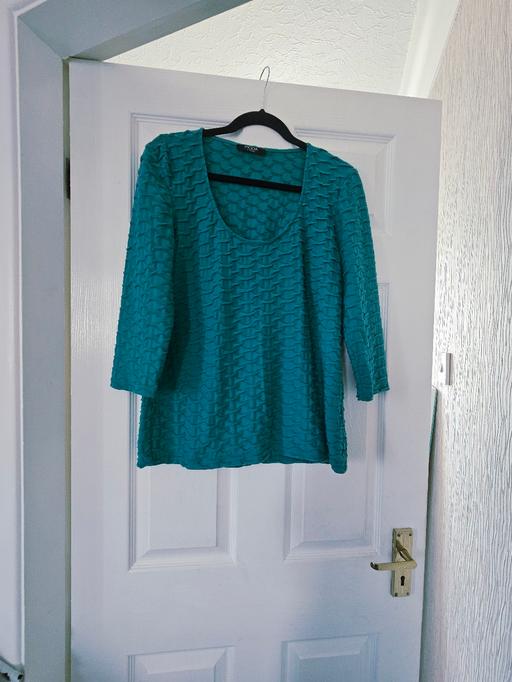  — Textured top, size 14.