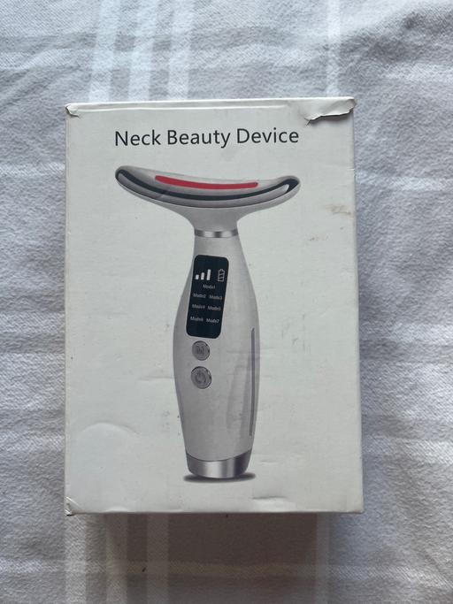  — Neck beauty device