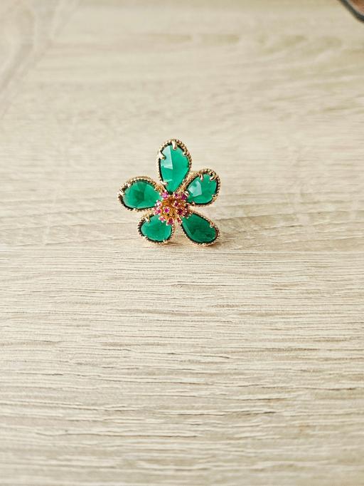  — Pretty flower ring+giftbag size small..NEW