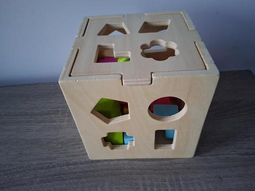  — wooden shape sorter cube