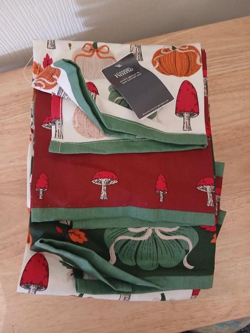  — NEW oven glove/tea towel set