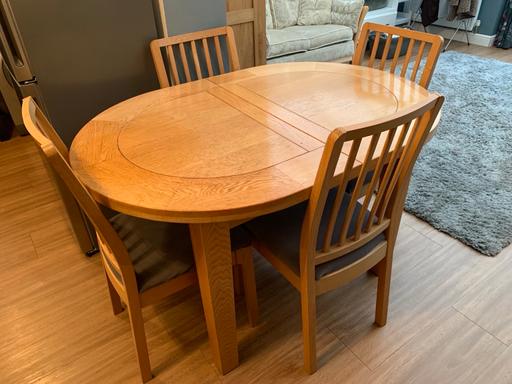  — Solid oak dining table with 4 chairs