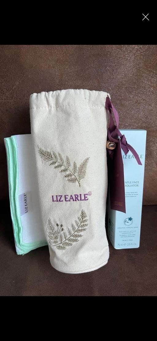  — Liz Earle Skincare Gift