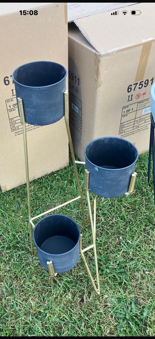  — Metal planter