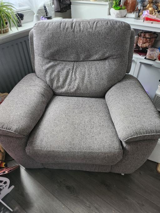  — electrick recliner with built in phone charge