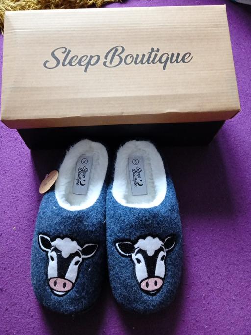  — new pair of ladies slippers size 3