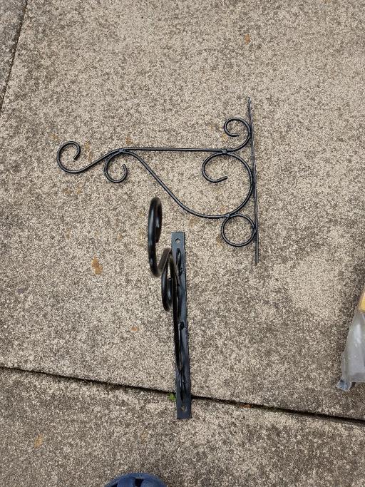  — 2 fancy hanging brackets