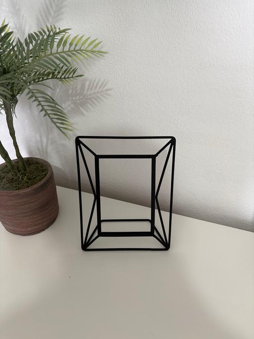 — Black geometric photo frame