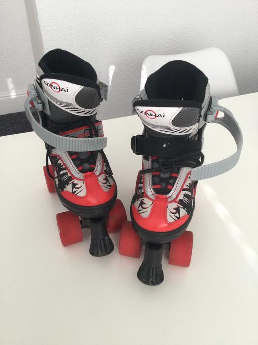  — Adjustable roller skates size 33-36*