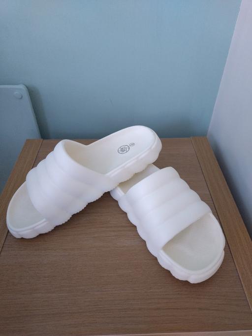  — mens sliders