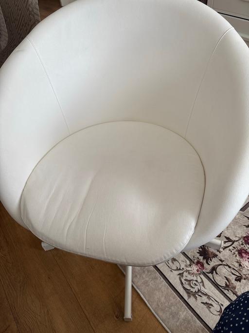 — make up table + chair