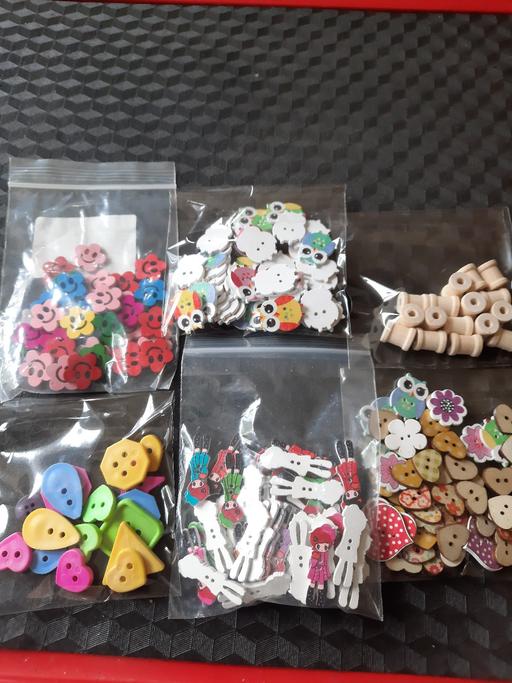  — novelty buttons