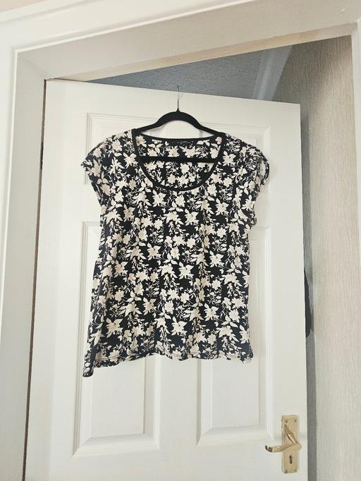  — Dorothy Perkins Tshirt, size 18.