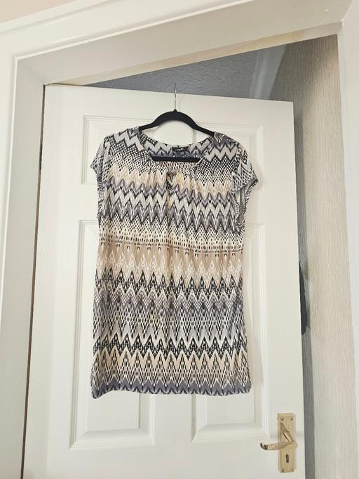  — Wallis patterned top, size 14..like new