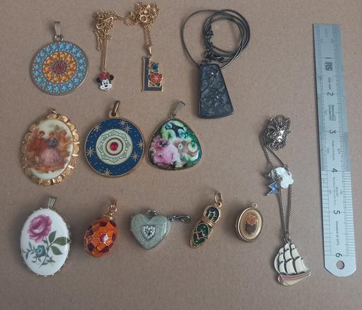  — Lovely collection of jewellery pendants