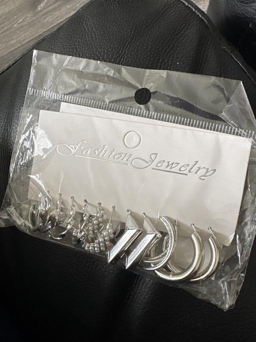  — Costume jewellery earrings