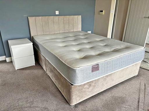  — velvet bed