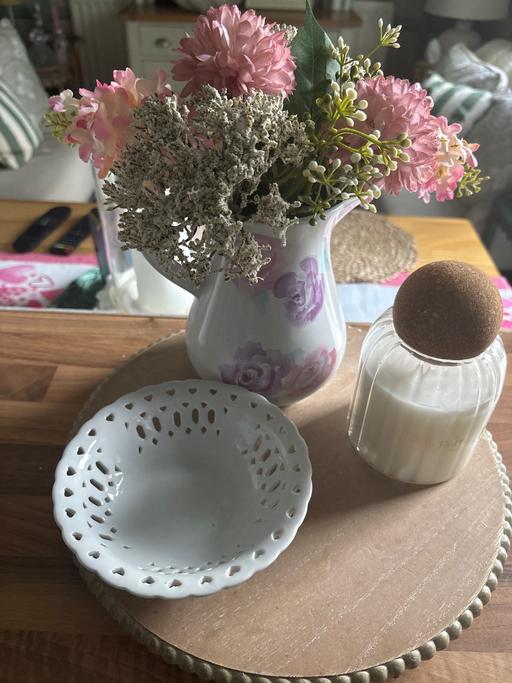  — Pretty stand and items