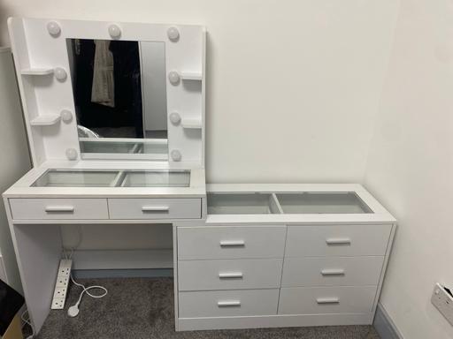  — Dressing table / Desk