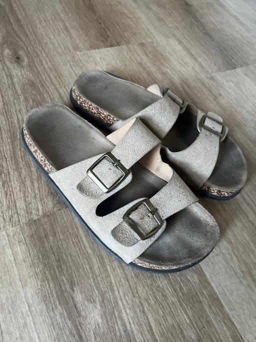  — Beige sliders size 6