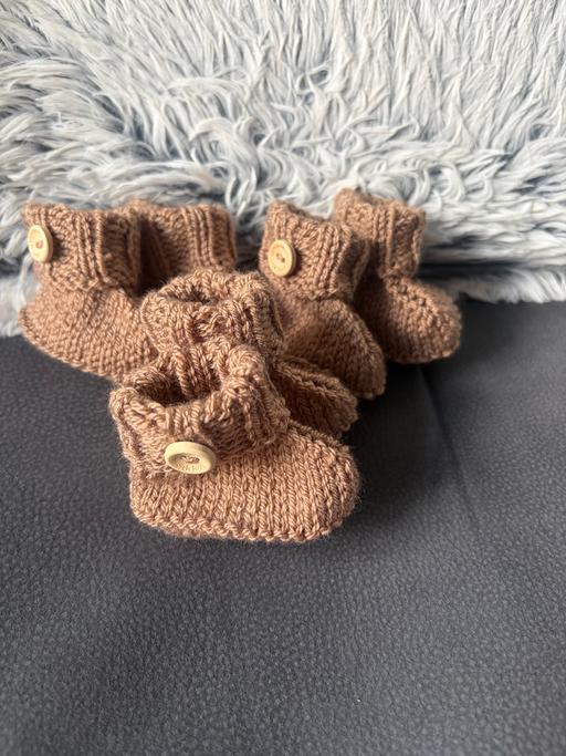  — Baby’s bootees