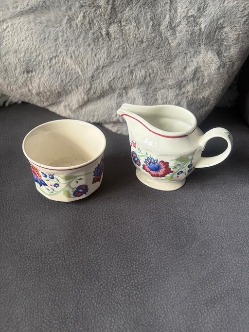  — Milk jug and sugar basin