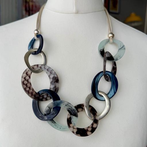  — Acrylic Paperchain Statement Necklace