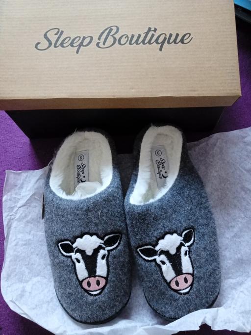  — new pair of boxed ladies mule slippers size 6