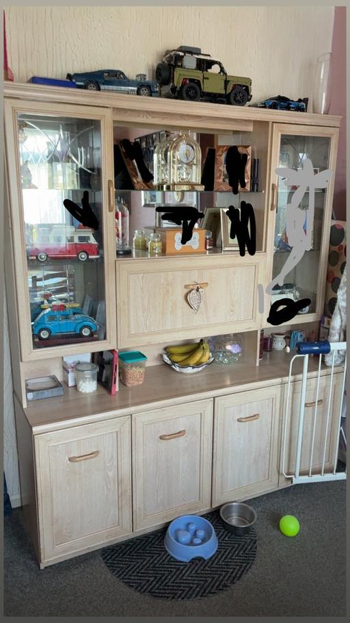  — Display cabinet