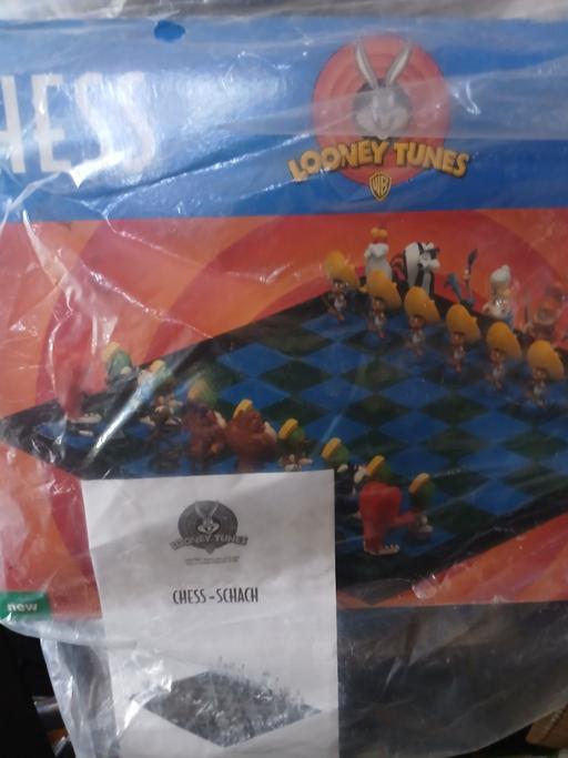  — looney tunes chess set