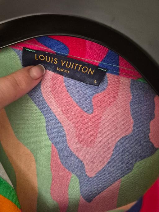 — LV top UK L