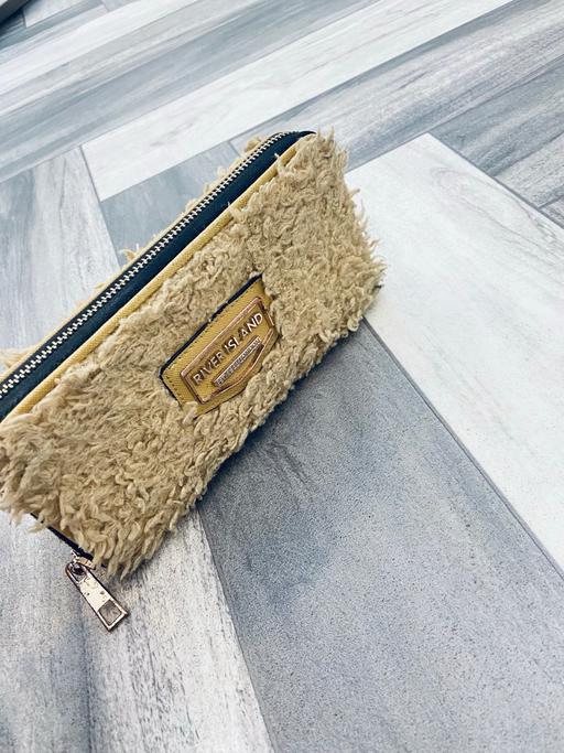  — RIVER ISLAND PURSE