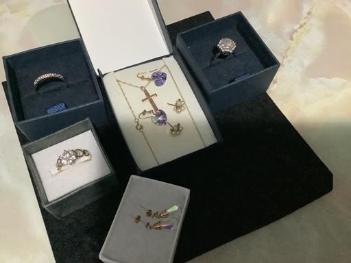  — 9 ct gold rings and 9 ct cross chain