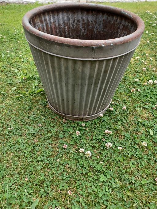  — metal plantpot