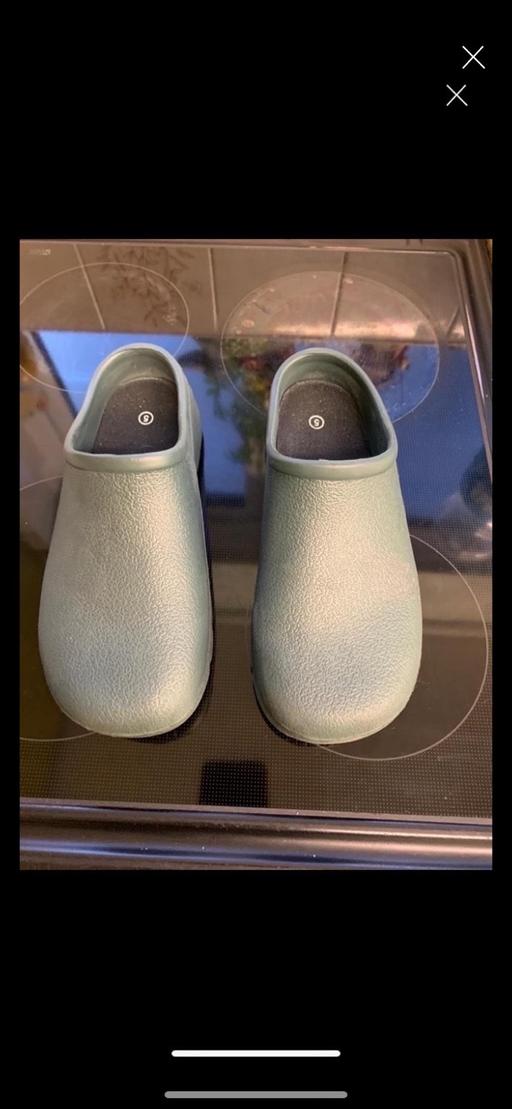  — Ladies gardening / outdoor shoes