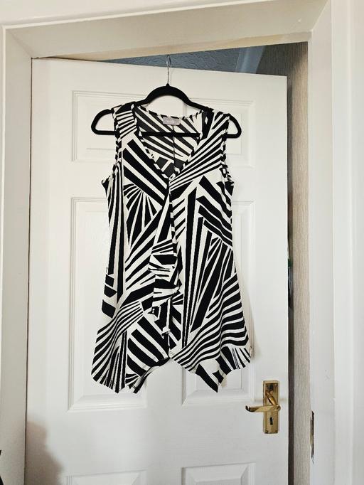  — Wallis longer length top, size 12..like new