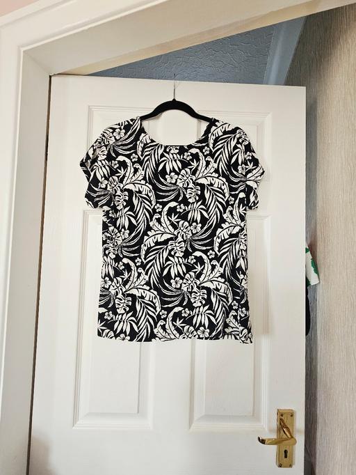  — Summer top, very generous size 14..NEW