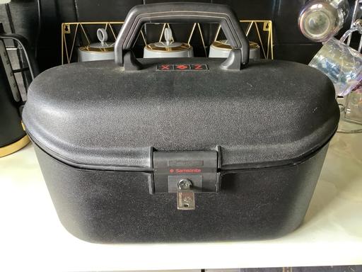  — Lockable vanity case